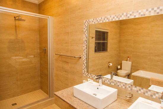 Blyde Canyon, A Forever Resort: 12-Sleeper Guesthouse. 6 Bedrooms (5 queen beds & 1 bunk bed) 