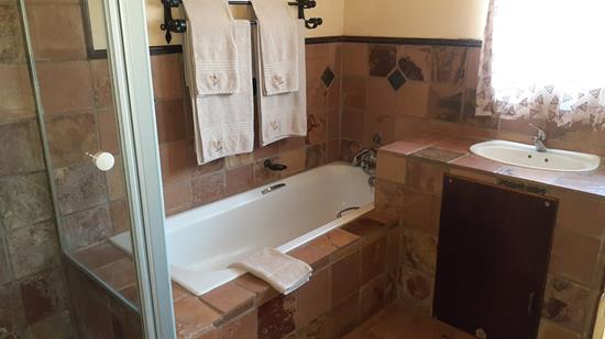 Blyde Canyon, A Forever Resort: 4-Sleeper Chalet. 2 bedroom (1 kingsize bed & 2 single beds)